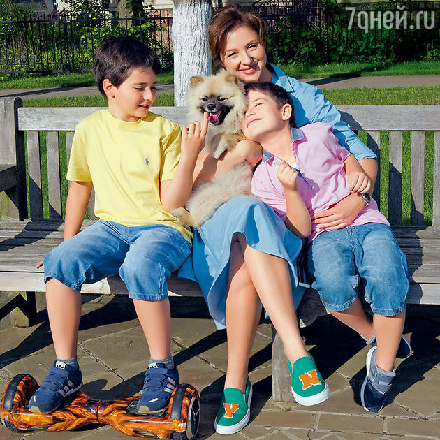 Анна Банщикова с сыновьями Мишей и Сашей