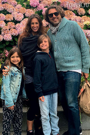 Сын Людмилы Каревой с женой м детьми