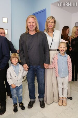 Виктор Дробыш с семьей